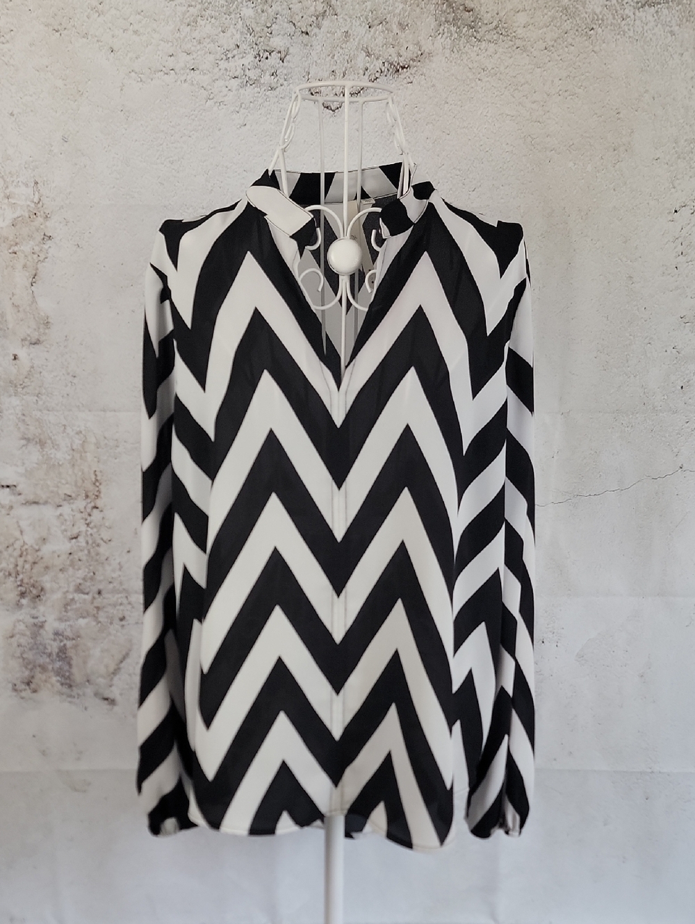 Belkatrix Black & White Chevron V-Neck Blouse Womens Size M